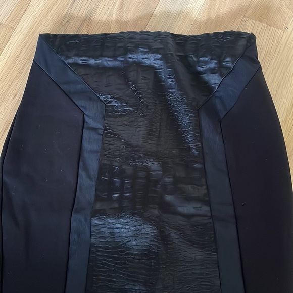 Really cool pencil skirt with snake-like insert. - Picture 5 of 6